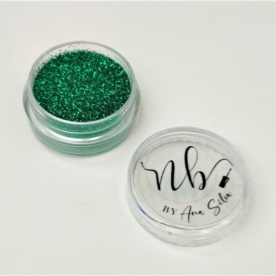 Pote plástico transparente com purpurina verde e tampa com texto NB BY Ana Sofia