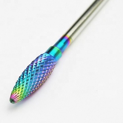 Ferramenta texturizada aço inoxidável com cor iridescente sobre fundo branco