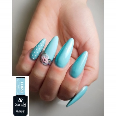 Unhas pintadas de azul-turquesa com decoração e frasco de verniz gel