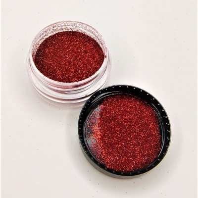 Pote com glitter vermelho brilhante aberto e tampa preta ao lado