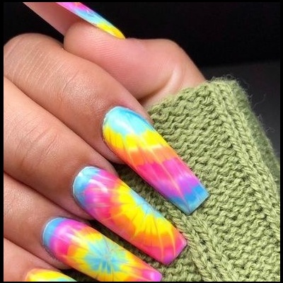 Unhas postiças longas multicoloridas tie-dye com tecido verde de malha