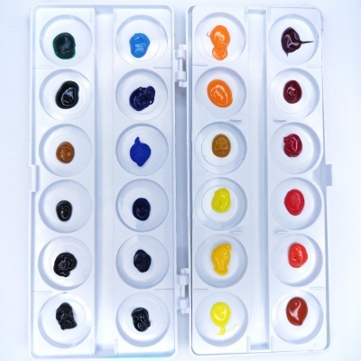 Estojo de paleta de tinta com 24 bisnagas coloridas em embalagem branca