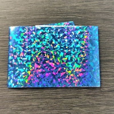 Carteira holográfica colorida sobre madeira escura