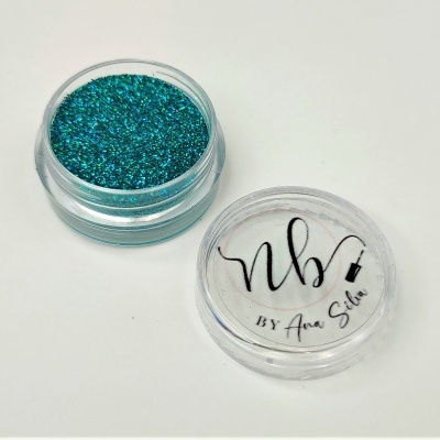 Recipiente transparente com glitter azul-esverdeado e tampa com etiqueta nb! BY Ana Sílvia