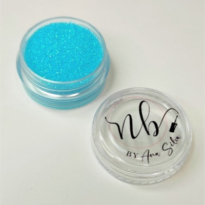Frasco transparente de glitter azul brilhante com tampa com inscrições e desenho de pincel
