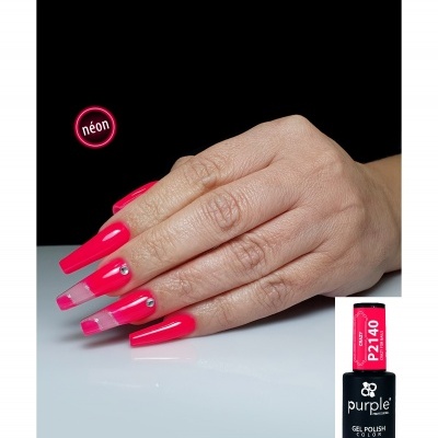 Unhas compridas em gel rosa néon com decoração transparente e pedrinhas e frasco de verniz púrpura