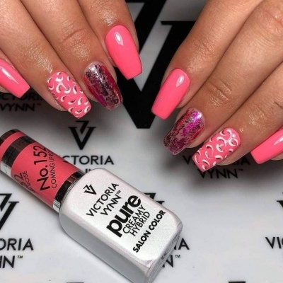 Unhas rosa vibrantes decoradas e frasco de verniz Victoria Vynn Pure Shellac No.159
