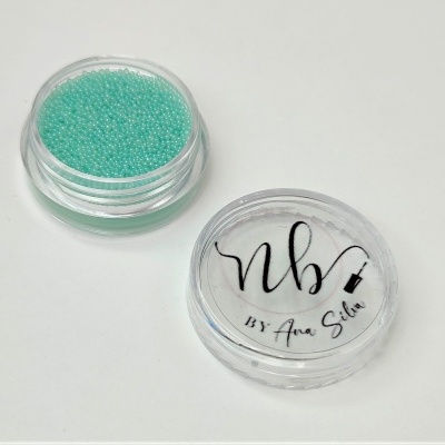 Frasco transparente com miçangas turquesa e tampa com texto nb BY Ana Silva