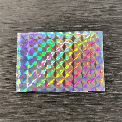 Folha holográfica com padrão em quadrados coloridos brilhantes
