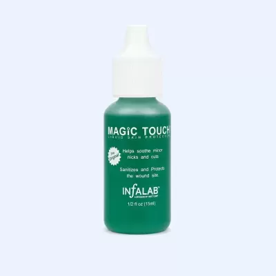 Frasco verde de plástico com tampa branca e texto em inglês, em fundo branco