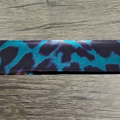 Tira de tecido azul e preto com padrão animal em madeira clara