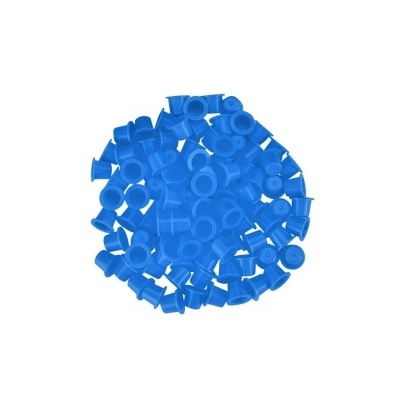 Pequenos copos azuis de plástico empilhados