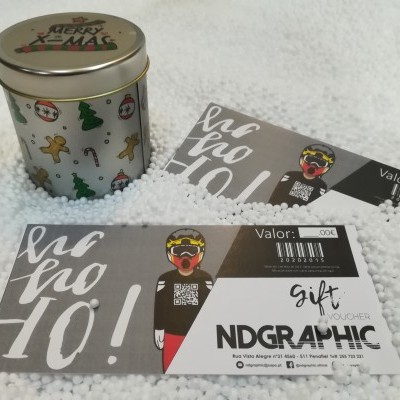 Lata metálica decorada natalina com dois vouchers NDGRAPHIC sobre esferas brancas