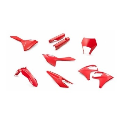 Peças de plástico vermelhas para motocicleta sobre fundo branco