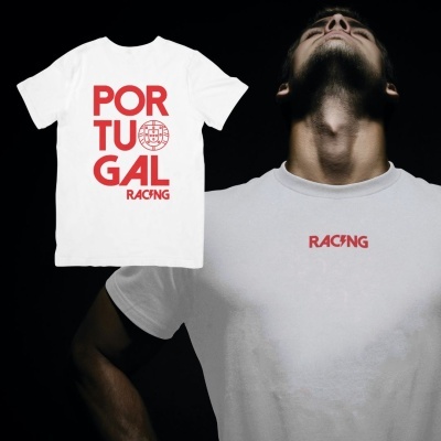 Camiseta branca com texto vermelho 'PORTUGAL RACING' e globo estilizado.