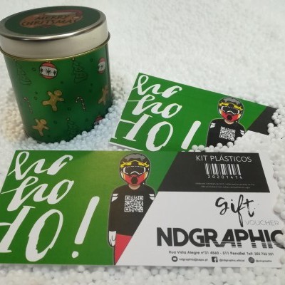 Lata verde com decoração natalina e dois vouchers verdes e brancos