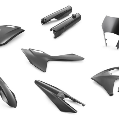 Peças plásticas pretas para motocicleta sobre fundo branco