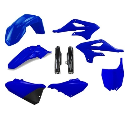 Peças plásticas azuis e pretas para moto sobre fundo branco