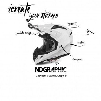Capacete de mota integral branco com detalhes pretos e texto manuscrito.