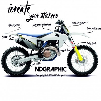 Motociclo de motocross branco com suspensão amarela em fundo branco e textos manuscritos