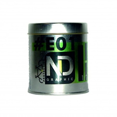 Lata metálica prateada com texto preto e verde em fundo branco