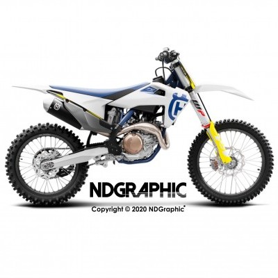 Motocross branca azul e amarelo com pneus cravados e motor visível