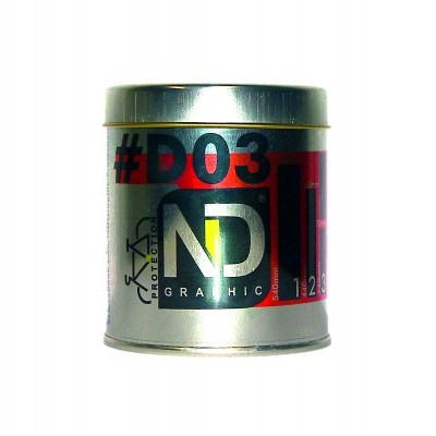 Lata metálica prateada com padrões gráficos e textos em preto e vermelho