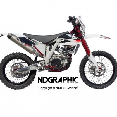 Moto de motocross branca, preta e vermelha com pneus de cravo