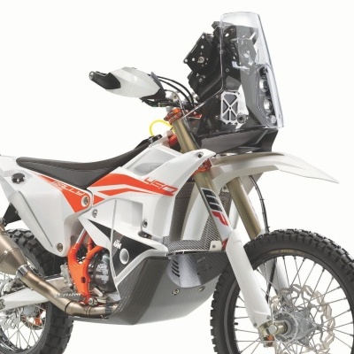 Motociclo KTM Rally 450 em branco e laranja com escape Akrapovic e pneus off-road