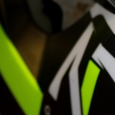 Quadro de bicicleta com texto 'RACING' em vermelho e 'C' em branco, em fundo preto e amarelo