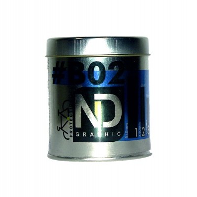 Recipiente metálico prateado com etiquetas azuis e pretas