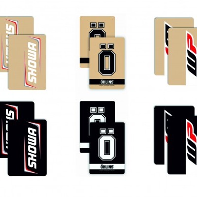 Etiquetas de produto retangulares com textos SHOWA, ÖHLINS e logotipos WP em fundos bege e preto