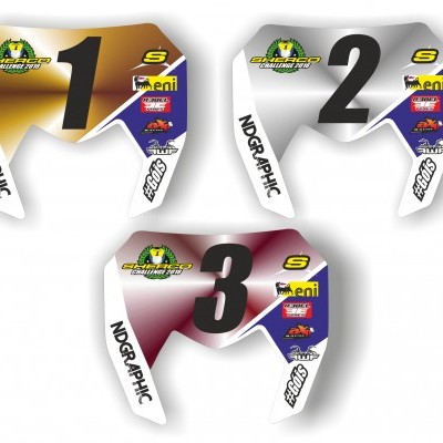 Três peças plásticas numeradas 1, 2 e 3 com cores dourado, prateado e vermelho e logos de marcas