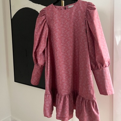 Vestido rosa com padrão floral e mangas bufantes