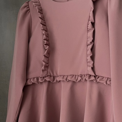 Vestido rosa com detalhes franzidos e mangas compridas