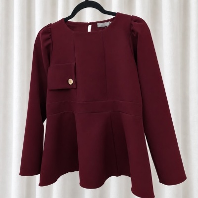 Blusa feminina bordô com manga comprida e detalhe de botão dourado