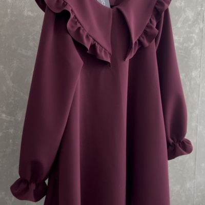 Vestido bordô de manga comprida com gola de babados e punhos franzidos