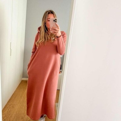 Vestido comprido de malha terracota com capuz e sapatilhas brancas