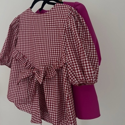 Blusa feminina xadrez vermelho e branco com mangas bufantes e laço