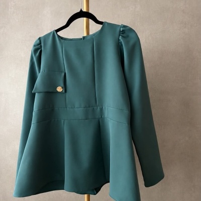 Blusa verde azulado com manga comprida e botão dourado