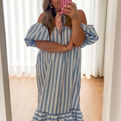 Vestido riscas azuis e brancas com mangas bufantes e decote ombro a ombro