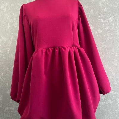 Vestido rosa fúcsia de mangas compridas bufantes e saia franzida