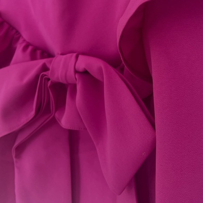 Tecido rosa com laço grande de tecido liso