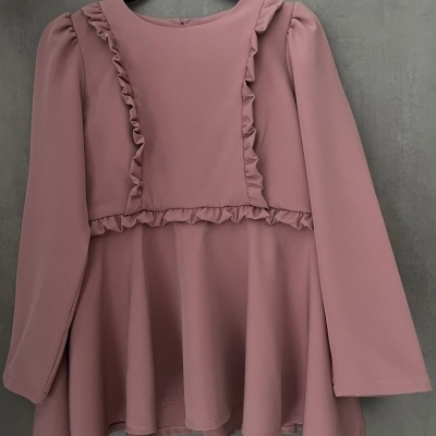 Vestido rosa manga comprida com folhos num cabide