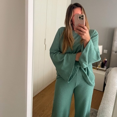 Conjunto de roupa confortável verde-água em malha canelada com manga larga num quarto