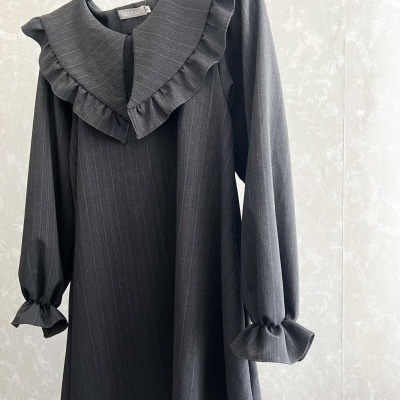 Vestido cinzento escuro com risca de giz e gola ampla folhada