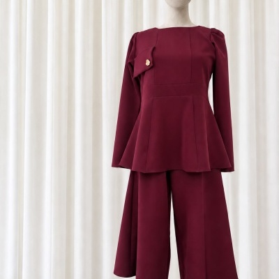 Conjunto feminino bordô com blusa de mangas compridas e calças largas, visto em manequim em fundo branco