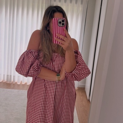 Vestido ombro a ombro vermelho e branco visto em espelho