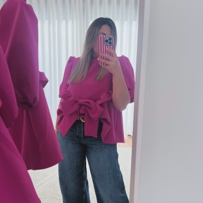 Blusa rosa magenta com mangas bufantes e grande laço frontal