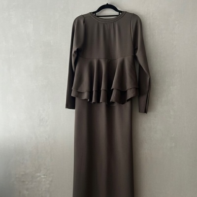 Vestido castanho escuro de manga comprida com volante na cintura